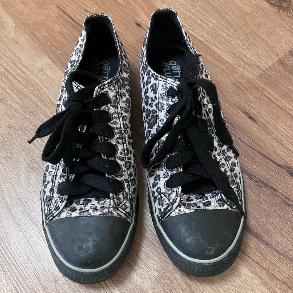 Gotta Flurt silver and black leopard print sneakers, size 10